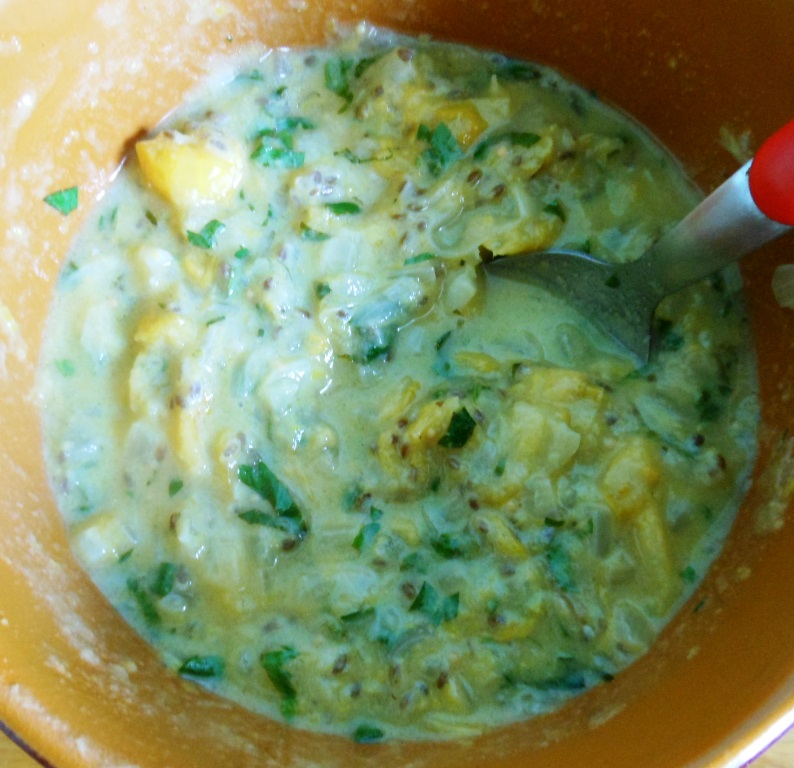 Последним аккордом заливаем в миску с соусом, размешиваем и, наконец, соус готов.