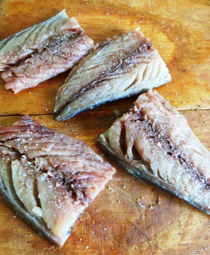 Режем на куски, солим и перчим.