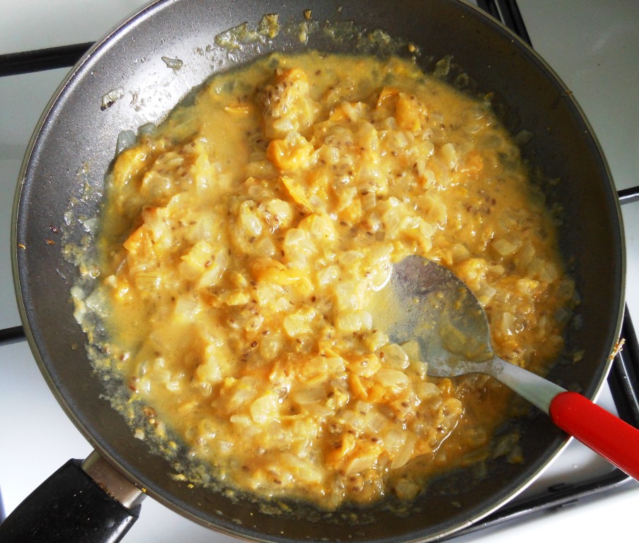 Продолжая помешивать содержимое сковороды, пробуем его на вкус и при необходимости добавляем винный уксус или сахар.