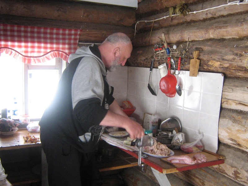 Есть на кухне мясорубка,
вот и нам проблемы нет…
Губы вытянулись в трубку
в предвкушении котлет!