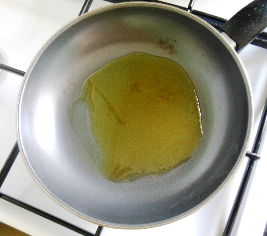 Наливаем в сковороду оливковое масло и ставим на средний огонь, чтобы масло не горело.