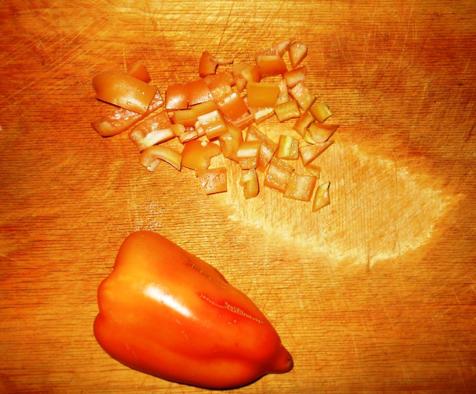 Порезать болгарский перец кубиками.