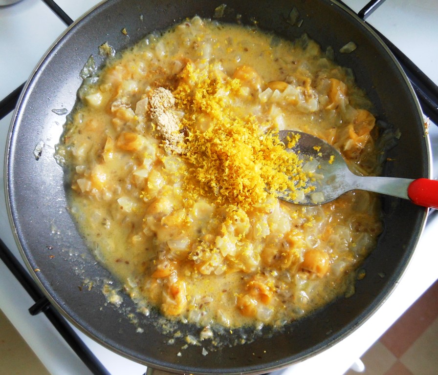 Цедру лимона и порошок имбиря.