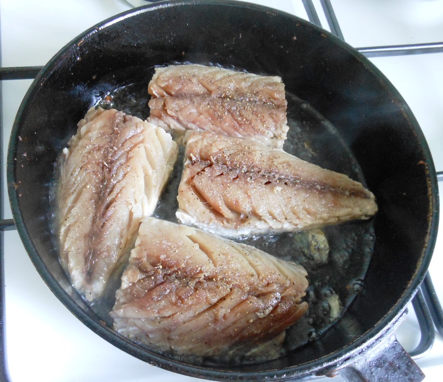 Наливаем масло в сковороду и жарим макрель на коже.