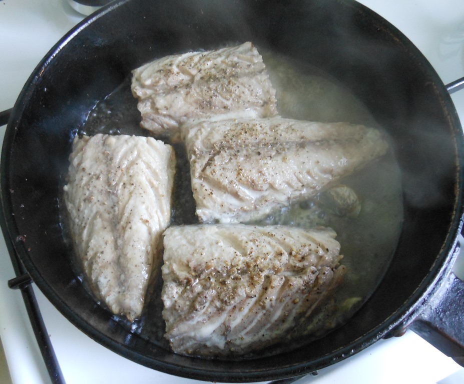 На пять минут накрываем сковороду крышкой, и рыба готова.