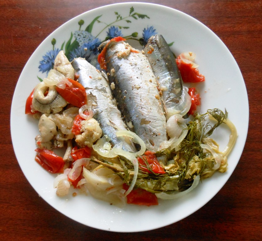 Салака, тушенная с овощами