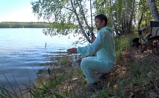 Рыбалка на озере с поплавочной удочкой, подводная съемка